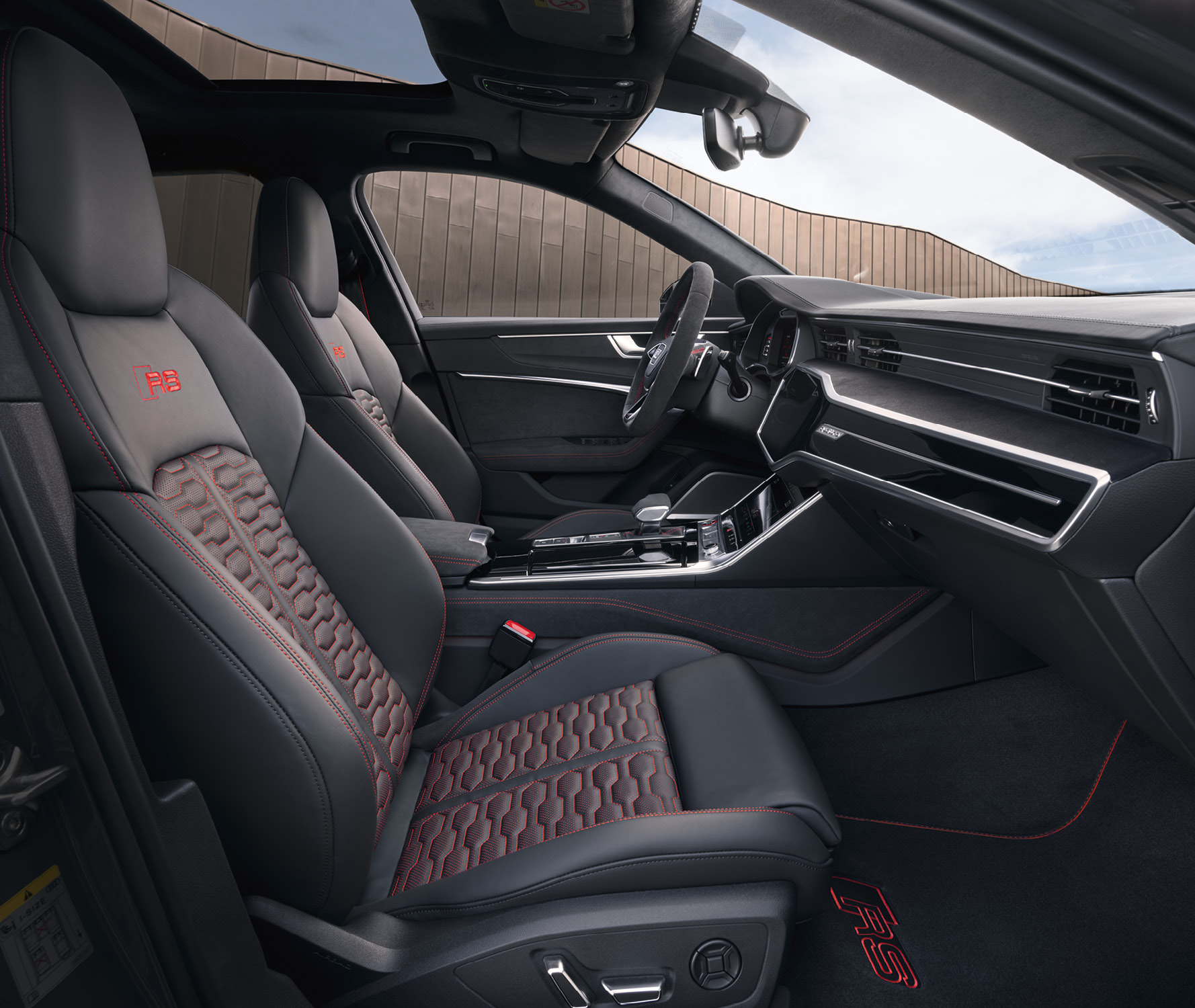 Audi RS6 Avant Interieur mit roten Zierelementen